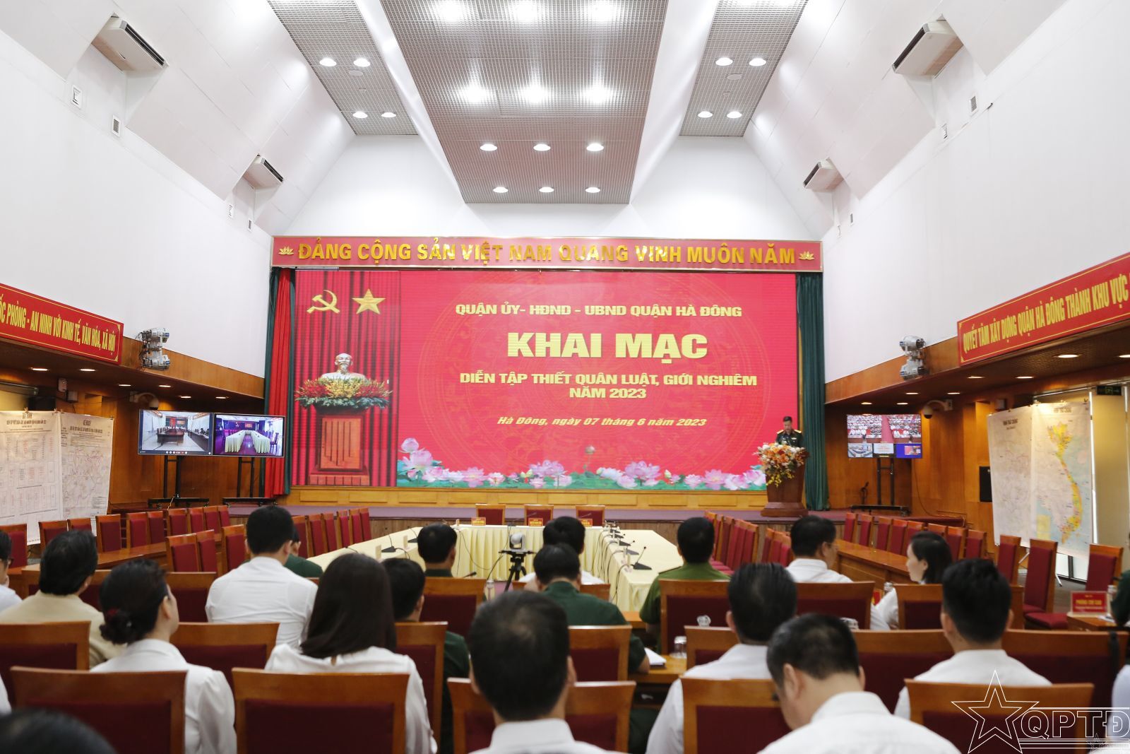 thiết quân luật là gì